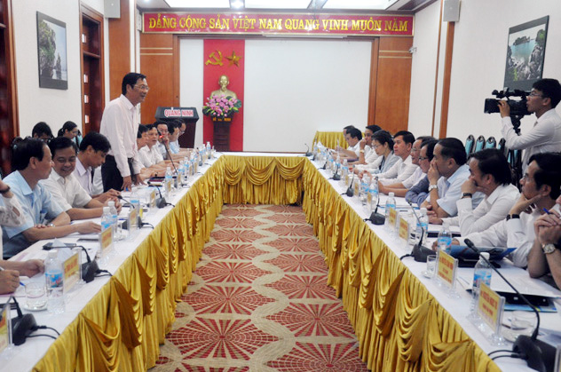 Đồng chí Nguyễn Văn Đọc, Bí thư Tỉnh ủy, Chủ tịch HĐND tỉnh trao đổi với Đoàn công tác tỉnh Sơn La tại buổi làm việc.