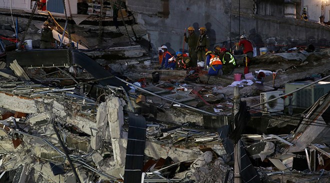 Lực lượng cứu hộ ở Mexico City ngày 23/9 vẫn đang tìm kiếm người mất tích sau trận động đất mạnh 7,1 độ Richter. (Nguồn: Reuters)