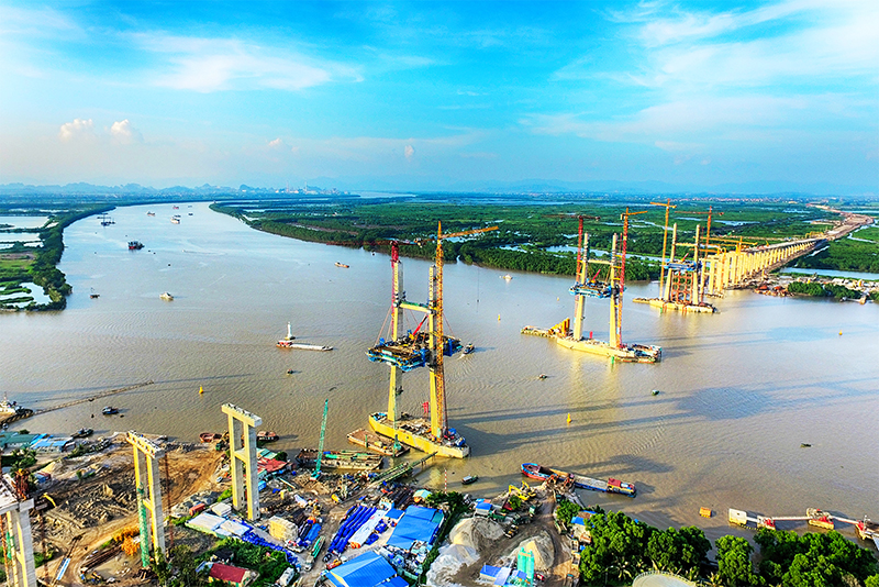 Theo tính toán, đến tháng 12/2017, cây cầu sẽ chính thức hợp long, đánh dấu đột phá trong phát triển hạ tầng giao thông của Quảng Ninh, bởi đây là cây cầu dây văng nhiều nhịp đầu tiên do các đơn vị trong nước thiết kế, thi công.