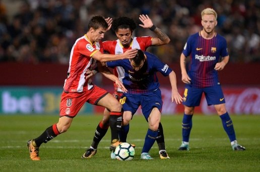  Đội chủ nhà kìm hãm được khả năng dứt điểm của Messi nhưng liên tục phản lưới.