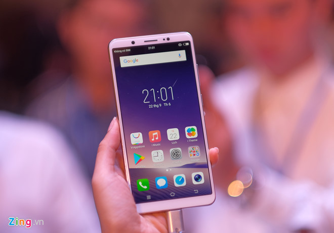 Vivo V7+ là smartphone tầm trung đầu tiên có màn hình gần trọn mặt trước. Tuy nhiên, tỷ lệ hiển thị này vẫn chưa thể bằng các model cao cấp như Galaxy S8 hay LG G6.