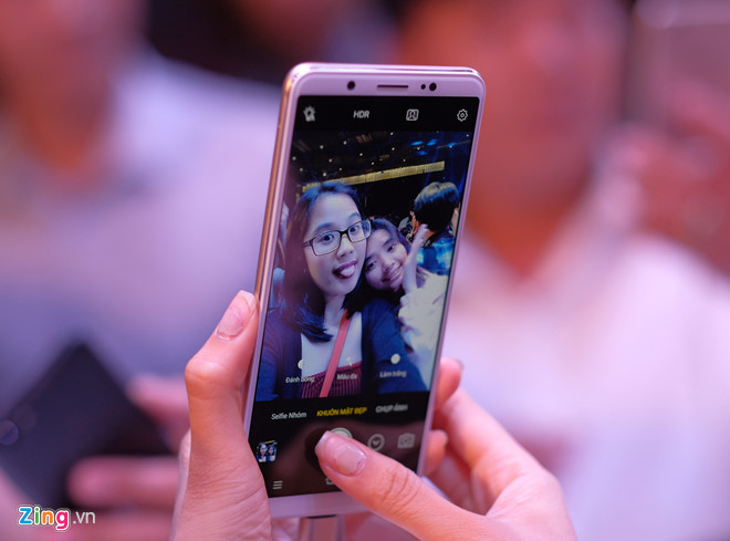 Vivo V7+ tập trung vào khả năng selfie và màn hình lớn.  