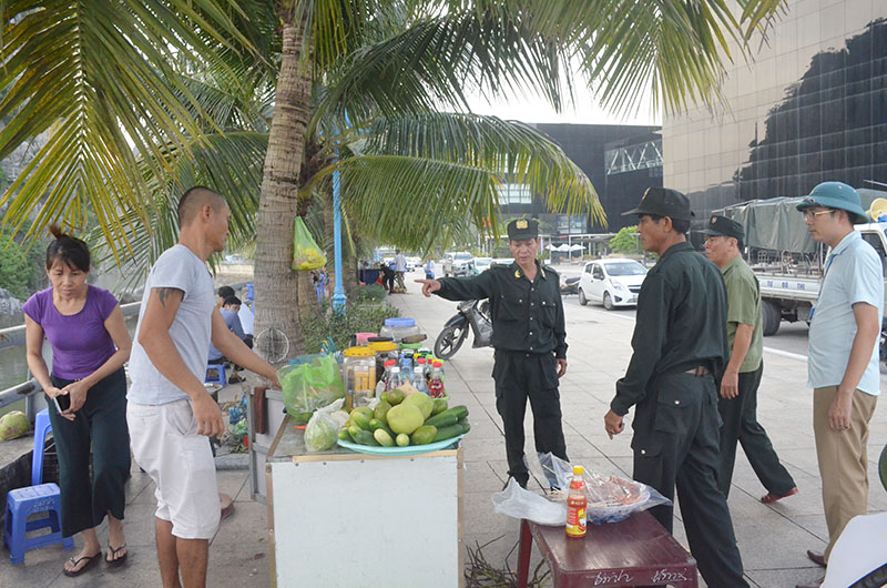 1062: Lực lượng chức năng phường Hồng Hải tuần tra xử lý các trường hợp buôn bán trái phép tại Quảng trường 30 tháng 10.