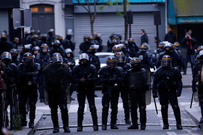 Người dân sống tại khu vực ngoại ô thành phố Lille, miền Bắc nước Pháp đã phải sơ tán do lo ngại khủng bố. Ảnh: Reuters