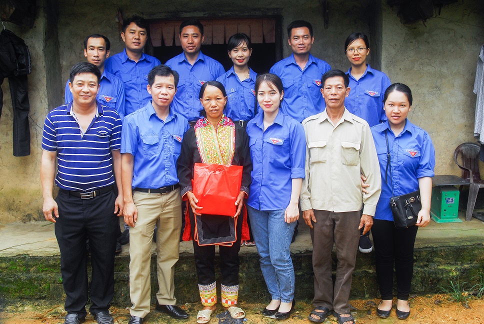 Đoàn tình nguyện đến thăm, tặng quà hộ chị Bài Thị Xuân ở thôn Nà Bắp (xã Đồn Đạc, huyện Ba Chẽ)