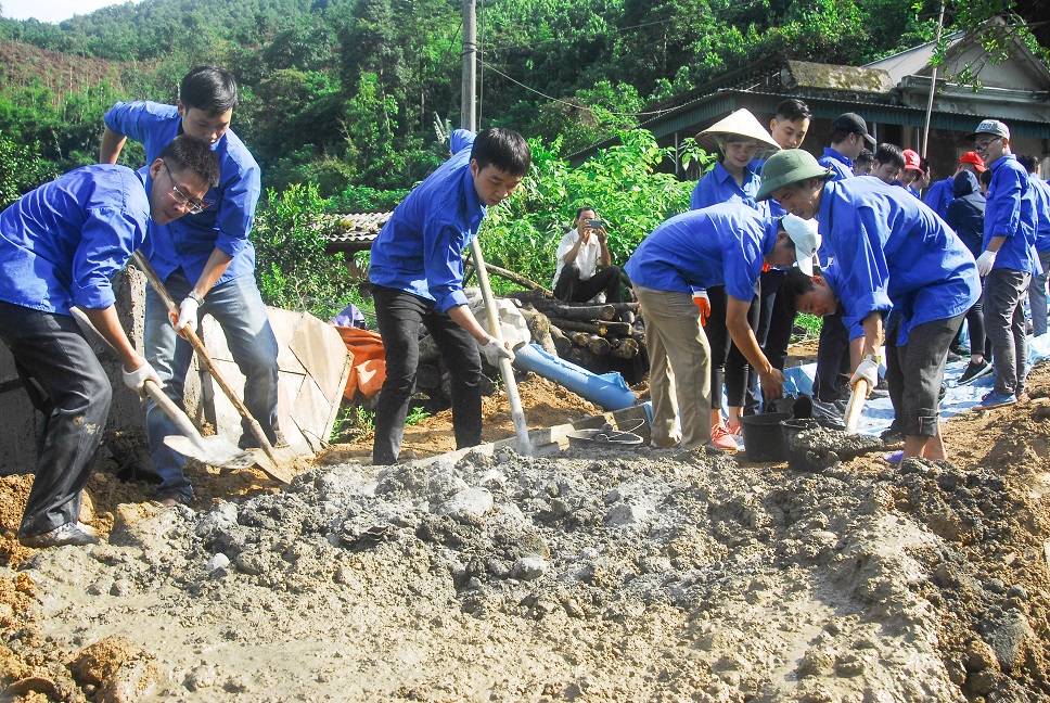 Ngoài góp ngày công, Đoàn tình nguyện còn hỗ trợ thôn kinh phí để hoàn thành tuyến đường