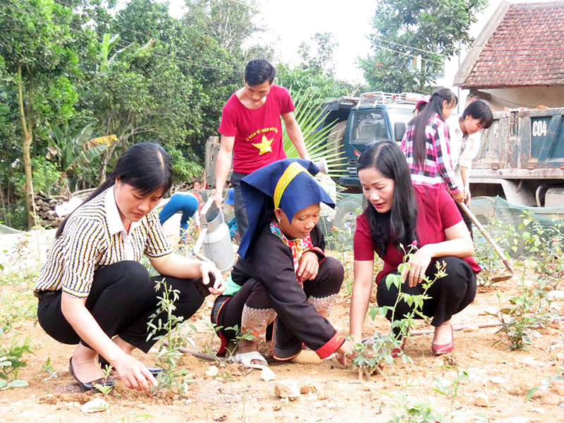 Cán bộ Hội LHPN huyện Ba Chẽ hướng dẫn người dân trông hoa tại khuôn viên nhà ở và hai bên đường.