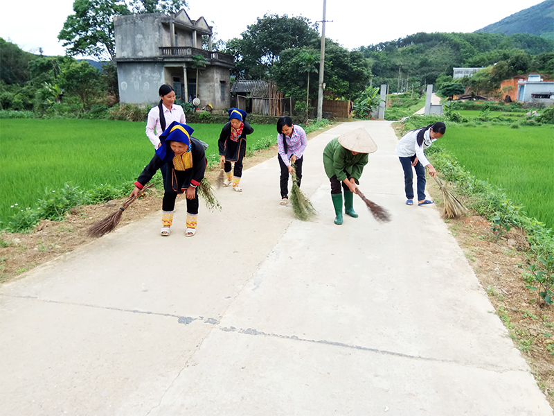 Người dân trong thôn Khe Mằn, xã Đồn Đạc tự giác dọn vệ sinh đường ngõ tạo cảnh quan xanh, sạch, đẹp.