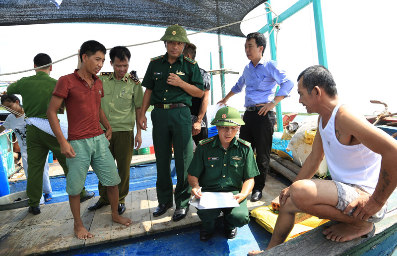 Lực lượng chức năng huyenj Tiên Yên tuyến tuyền ngư dân về bảo vệ nguồn lợi thủy sản. Ảnh Xuân Thao
