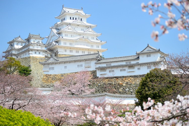 Lâu đài Himeji, Hyogo: Lâu đài Himeji nằm ở trung tâm thành phố Himeji, cách thủ đô Tokyo 650 km về phía tây. Đây là ví dụ tiêu biểu của kiến trúc lâu đài Nhật Bản truyền thống. Công trình này được UNESCO công nhận là di sản thế giới vào năm 1993 và là di tích lịch sử đặc biệt của Nhật. Himeji được chiến binh Samurai Akamatsu Norimura xây dựng năm 1333. Tường của lâu đài được làm bằng gỗ và phủ một lớp thạch cao trắng để chống cháy. Do đó, Himeji còn có tên gọi là “Lâu đài Hạc Trắng”. Ảnh: Jpninfo.