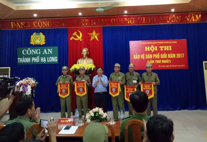 Lãnh đạo UBND TP Hạ Long trao giải cho các Ban bảo vệ dân phố đạt thành tích xuất sắc