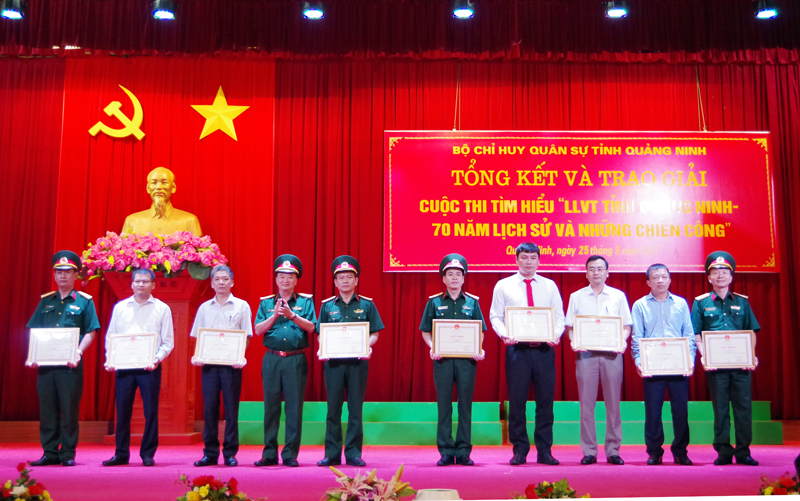 Lãnh đạo Bộ CHQS tỉnh trao giải nhất, nhì, ba tập thể cho các đơn vị đạt giải.