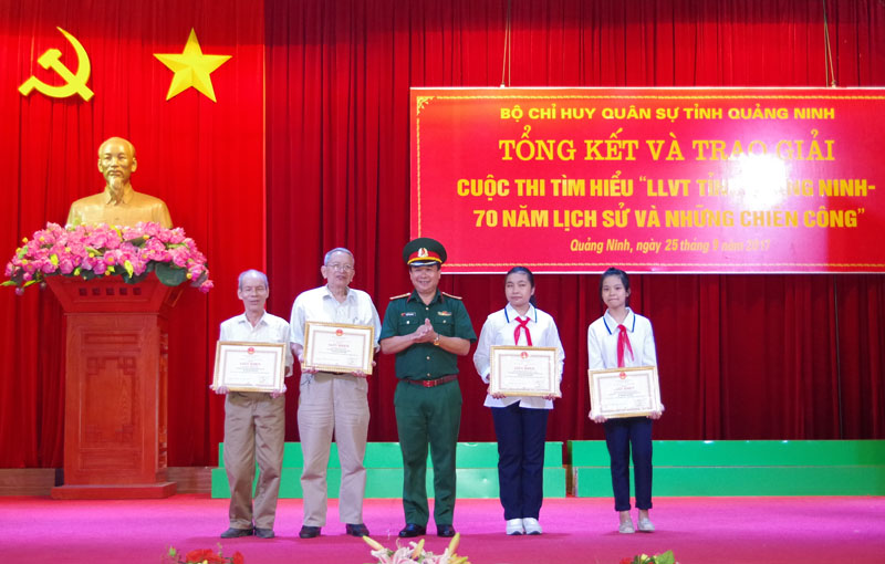 Lãnh đạo Bộ CHQS tỉnh trao giải thưởng cho người cao tuổi nhất và nhỏ tuổi nhất tham gia cuộc thi.