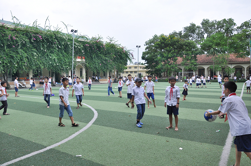 Giờ vui chơi trên sân bóng đá của học sinh Trường Tiểu học Vĩnh Khê (phường Mạo Khê, TX Đông Triều).
