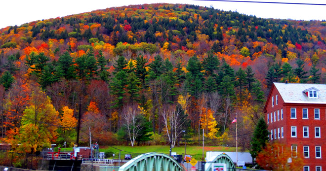 Berkshires, Massachusetts:  Sở hữu những cảnh đẹp hoang sơ và các thị trấn xinh xắn, Berkshires là nơi ngắm lá vàng tuyệt vời ở vùng Đông Bắc nước Mỹ. Du khách nên đi theo tuyến đường Mohawk để có thể ngắm được toàn cảnh bức tranh thu. Ảnh: Pinterest.