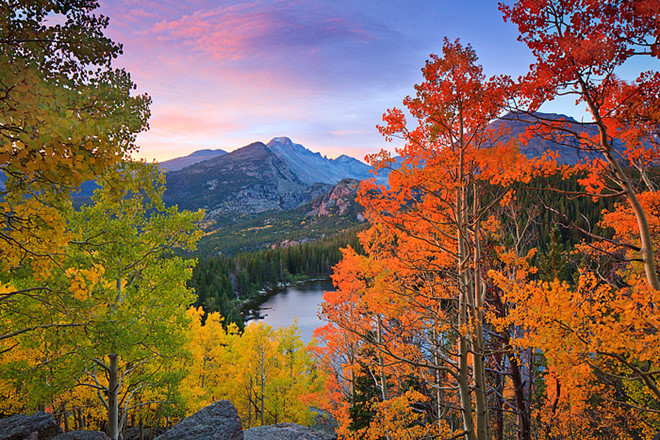 Vườn quốc gia núi Rocky, Colorado  :  Bất kỳ thời điểm nào trong năm, Colorado cũng là một trong những tiểu bang đẹp nhất nước Mỹ. Tuy nhiên, khi những cây dương lá rụng ngả sang màu vàng, đây là thời điểm đẹp nhất để ghé thăm núi Rocky. Ảnh: Thomasmangan.com