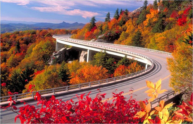 Dãy Great Smoky, Tennessee: Tháng 10 hàng năm, phong cảnh ở đây trở nên sinh động với sự tương phản giữa màu đỏ và cam của rừng, khiến du khách không muốn rời chân. Ảnh: Fridayharbourresort.