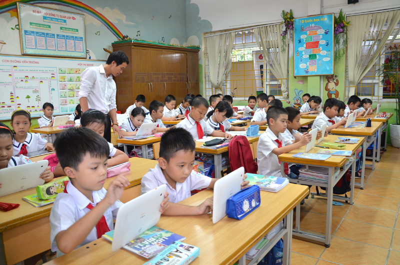 Một giờ học tại phòng học thông minh của học sinh Trường Tiểu học Vĩnh Khê (phường Mạo Khê, TX Đông Triều)