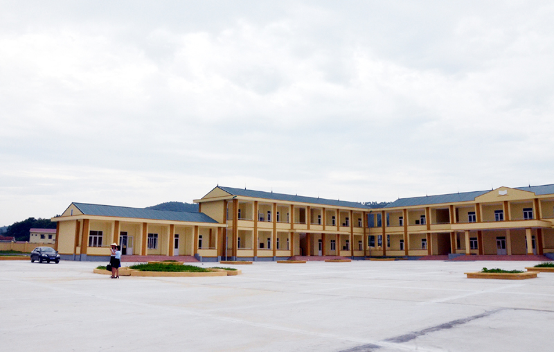 Trong tháng 10-2017, thầy và trò trường THCS Nguyễn Huệ, xã Nguyễn Huệ, TX Đông Triều được chuyển sang học ở trường mới được đầu tư xây dựng đạt chuẩn quốc gia