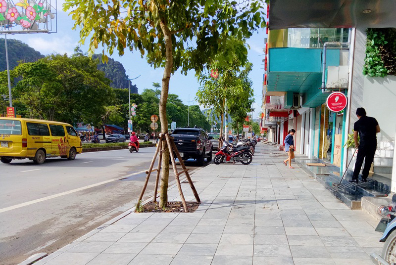 Các hộ kinh doanh trên trục đường Lê Thánh Tông (đoạn qua phường Bạch Đằng) đã chấp hành nghiêm túc việc không lấn chiếm vỉa hè lòng đường 
