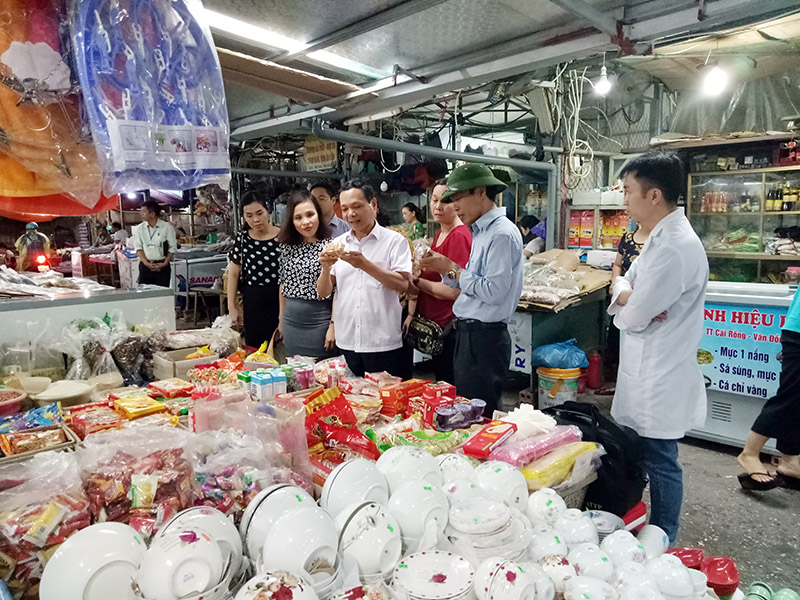 Đoàn kiểm tra liên ngành số 1 của tỉnh kiểm tra tại chợ Cái Rồng, huyện Vân Đồn.