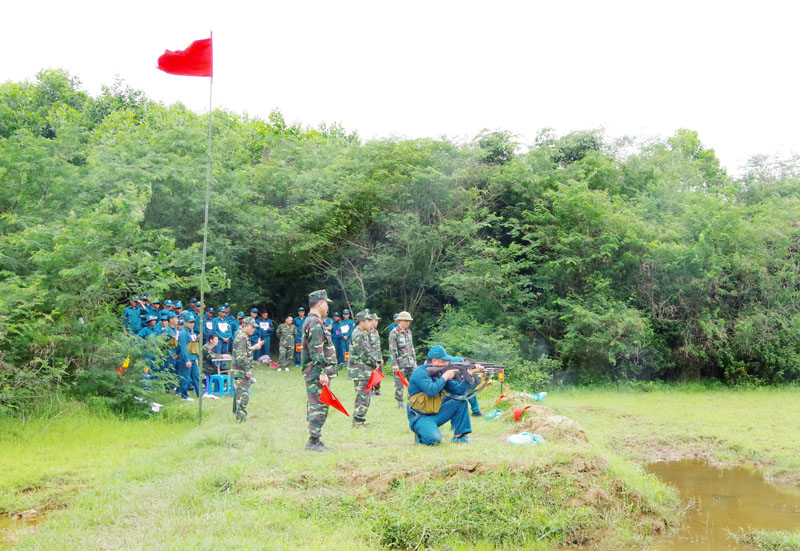 Cán bộ chiến sĩ LLVT huyện Hải Hà thi bắn súng tiểu liên AK tại Đại hội Thể dục Thể thao Quốc phòng LLVT tỉnh năm 2017
