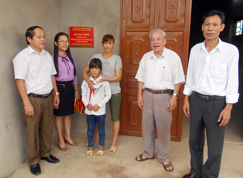 Bàn giao nhà tình thương cho gia đình chị Lý Thị Hương.