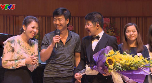 Nụ cười của bố con nghệ sỹ Quốc Tuấn và MC Diệp Chi ở phần cuối chương trình.