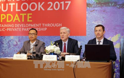 Giám đốc Quốc gia ADB tại Việt Nam (giữa) Eric Sidgwick trả lời báo chí tại buổi họp báo công bố báo cáo cập nhật triển vọng kinh tế Việt Nam. Ảnh: Trần Việt/TTXVN