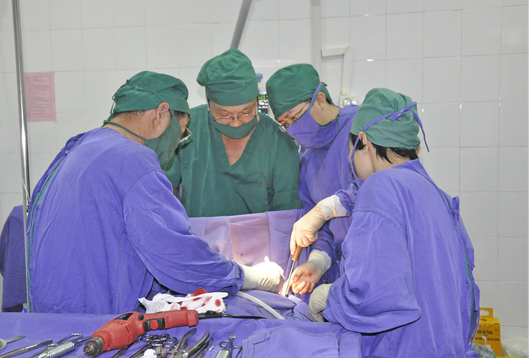 Phẫu thuật cấp cứu bệnh nhân tại Trung tâm Y tế Vân Đồn