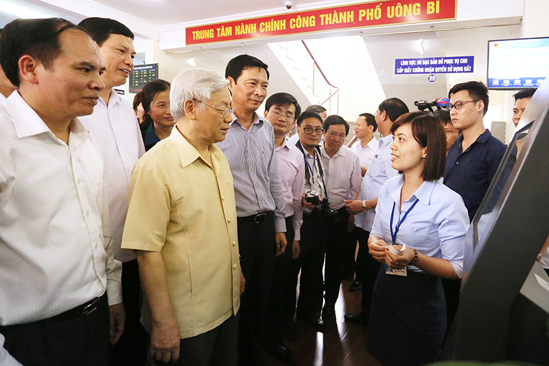 Tổng Bí thư Nguyễn Phú Trọng thăm Trung tâm Hành chính công TP Uông Bí, tháng 4/2016.