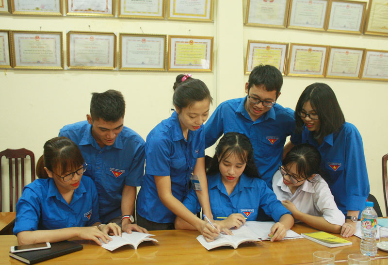 Thành viên CLB “Tuổi trẻ với pháp luật” phường Quang Trung, TP Uông Bí thảo luận xây dựng kế hoạch tổ chức buổi kể chuyện theo án tại một số trường học trên địa bàn phường.