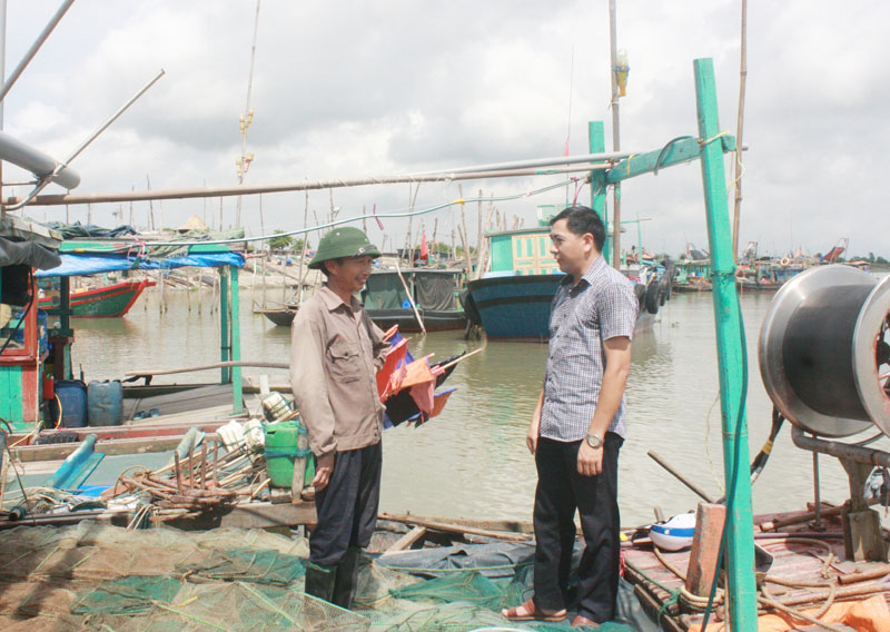 Cán bộ xã Liên Hòa (TX Quảng Yên) tuyên truyền cho ngư dân địa phương không sử dụng các hình thức khai thác, đánh bắt thủy sản hủy diệt.