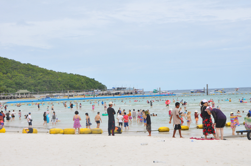 Bãi biển trên đảo san hô thu hút rất đông du khách