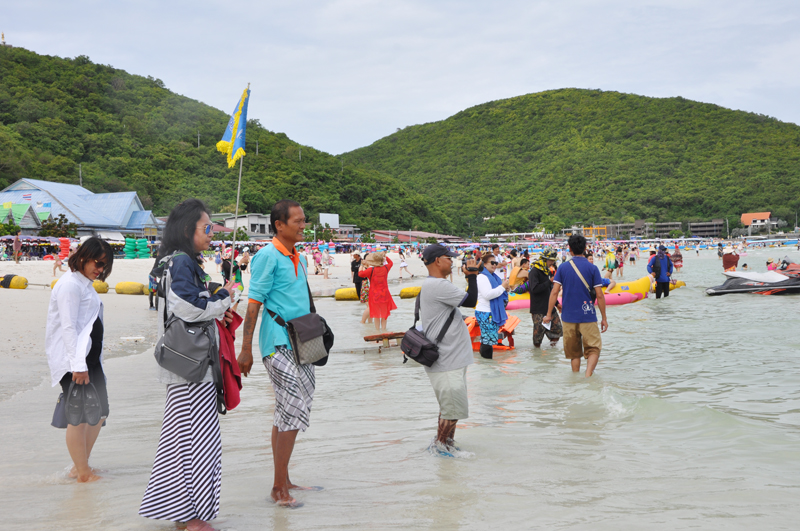 Hàng ngày các tour du lịch quốc tế đưa khách ra đảo khá đông