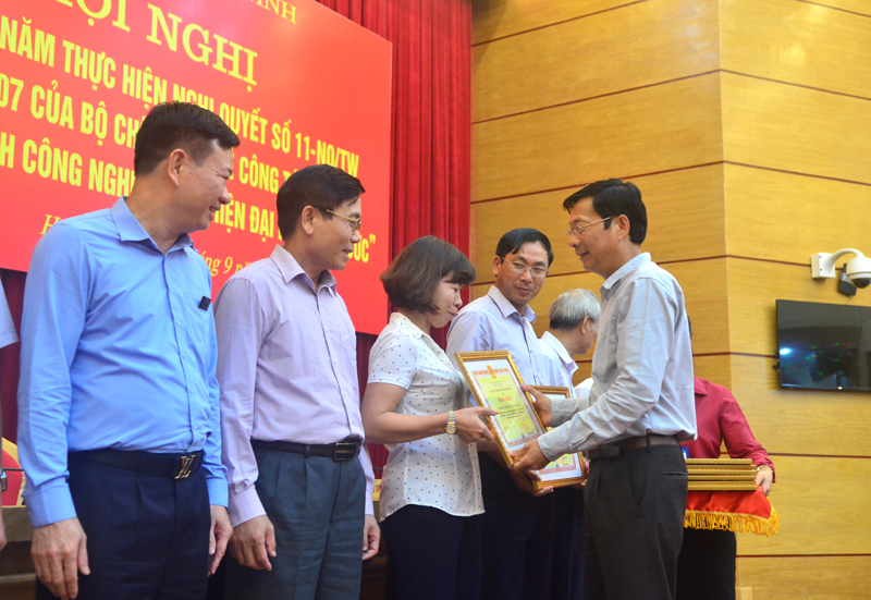 Đồng chí Nguyễn Văn Đọc, Bí thư Tỉnh ủy, Chủ tịch HĐND tỉnh tặng bằng khen cho các tập thể đạt nhiều thành tích trong thực hiện Nghị quyết 11-NQ/TW.