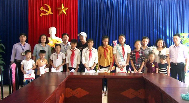 Trao tặng quà cho học sinh Trường THCS thị trấn Ba Chẽ và Trường Tiểu học thị trấn Ba Chẽ.