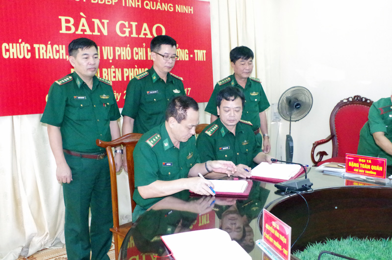 Đại tá Nguyễn Văn Thiện và Thượng tá Bùi Thế Tuyên ký biên bản bàn giao