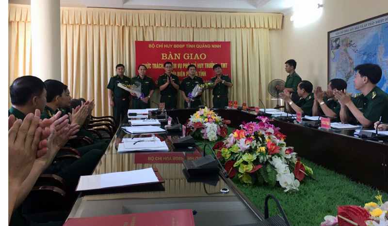 Lãnh đạo Đảng uỷ, Bộ Chỉ huy BĐBP tỉnh tặng hoa chúc mừng các đồng chí được bổ nhiệm chức danh mới