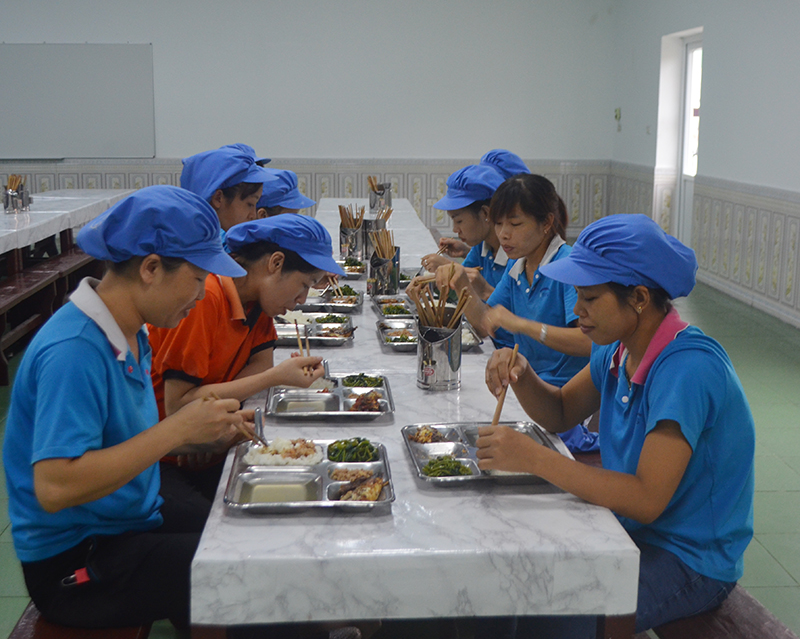 Bữa ăn ca của CNLĐ Công ty TNHH Vinanewtarp (KCN Cái Lân, TP Hạ Long)
