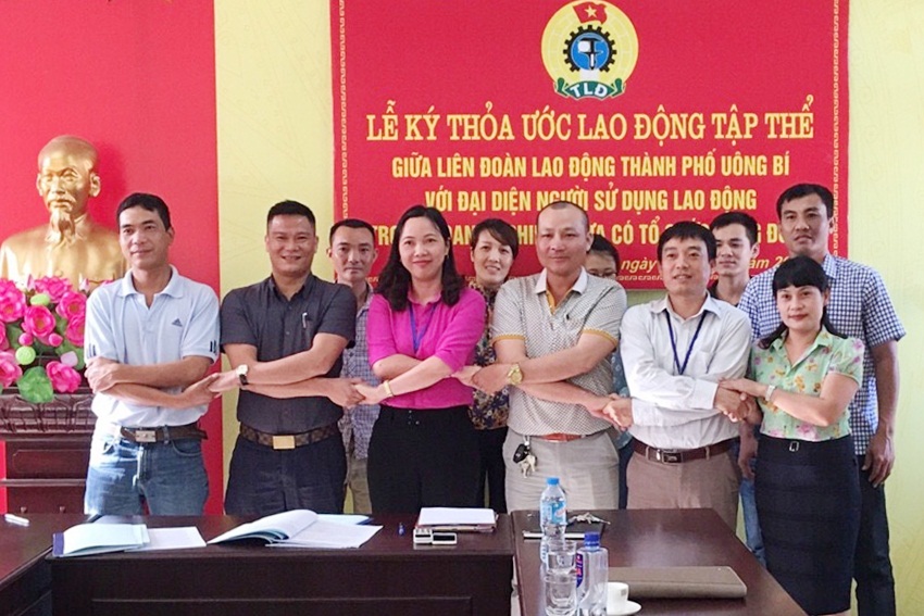 Lãnh đạo LĐLĐ TP Uông Bí dự lễ ký kết TƯLĐTT tại Công ty TNHH Tâm Nam Thái (TP. Uông Bí) đầu năm 2017.