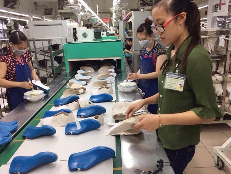 Dây chuyền sản xuất giày da tại Chi nhánh Công ty TNHH Sao Vàng (TP Uông Bí).