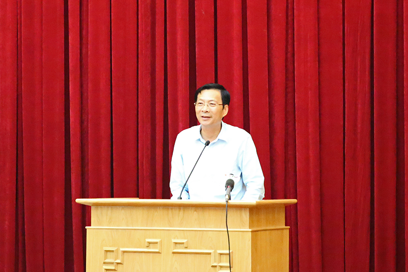 Đồng chí Nguyễn Văn Đọc, Bí thư Tỉnh ủy, Chủ tịch HĐND tỉnh chủ trì hội nghị