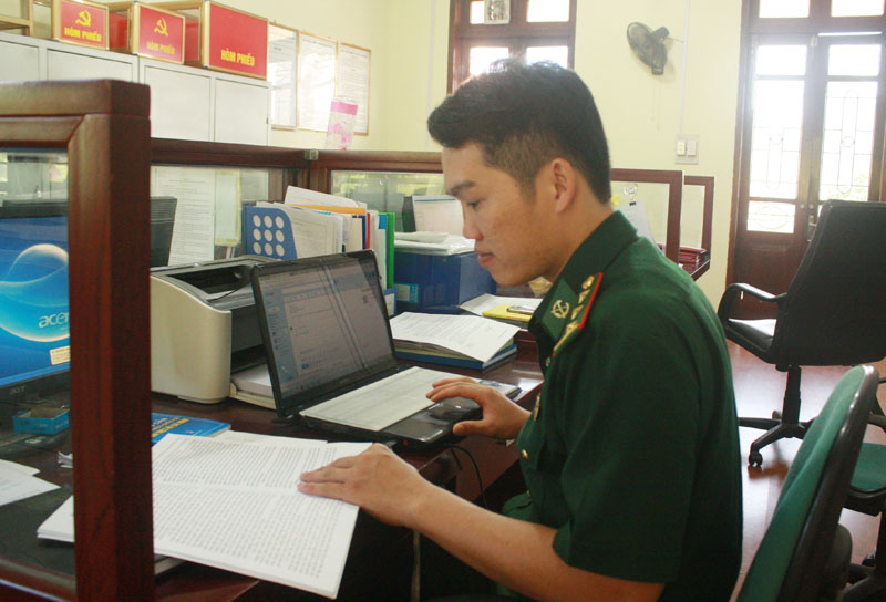 Thượng úy Bùi Tiến Thắng chủ động học tập, nghiên cứu thêm tài liệu về công tác Đoàn.