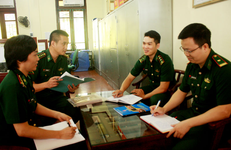 Thượng úy Bùi Tiến Thắng (thứ 2, bên phải) trao đổi  với cán bộ Đoàn các Chi đoàn cơ sở nhiệm vụ công tác Đoàn quý IV/2017.