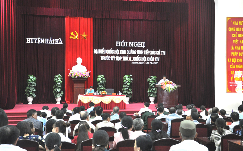 Quang cảnh buổi tiếp xúc cử tri của ĐBQH tỉnh tại huyện Hải Hà.