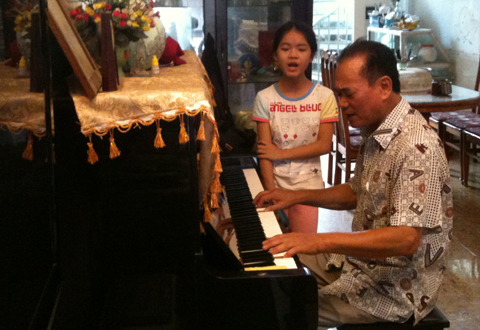 Nhạc sỹ Đỗ Hòa An đệm đàn dương cầm, luyện giọng cho ca sỹ nhí Thu An.