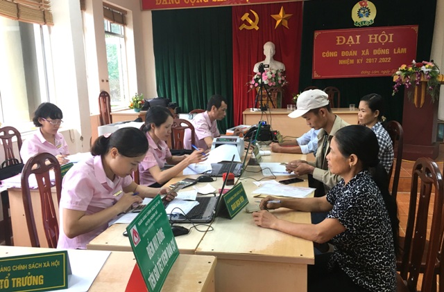 Cán bộ Ngân hàng CSXH huyện Hoành Bồ giải ngân vốn vay cho người dân xã Đồng Lâm, huyện Hoành Bồ