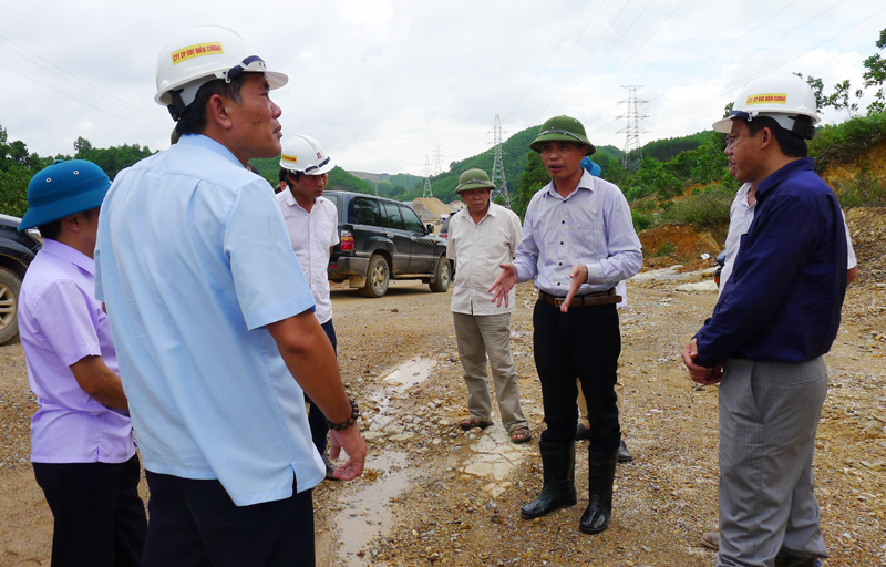 Đồngg chí Vũ Văn Diện, Phó Chủ tịch UBND tỉnh kiểm, xử lý những vướng mắc trên địa bàn huyện Hoành Bồ