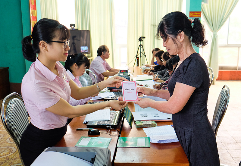 Cán bộ NHCSXH Hội sở tỉnh trao sổ tiết kiệm cho người dân phường Hà Lầm, TP Hạ Long